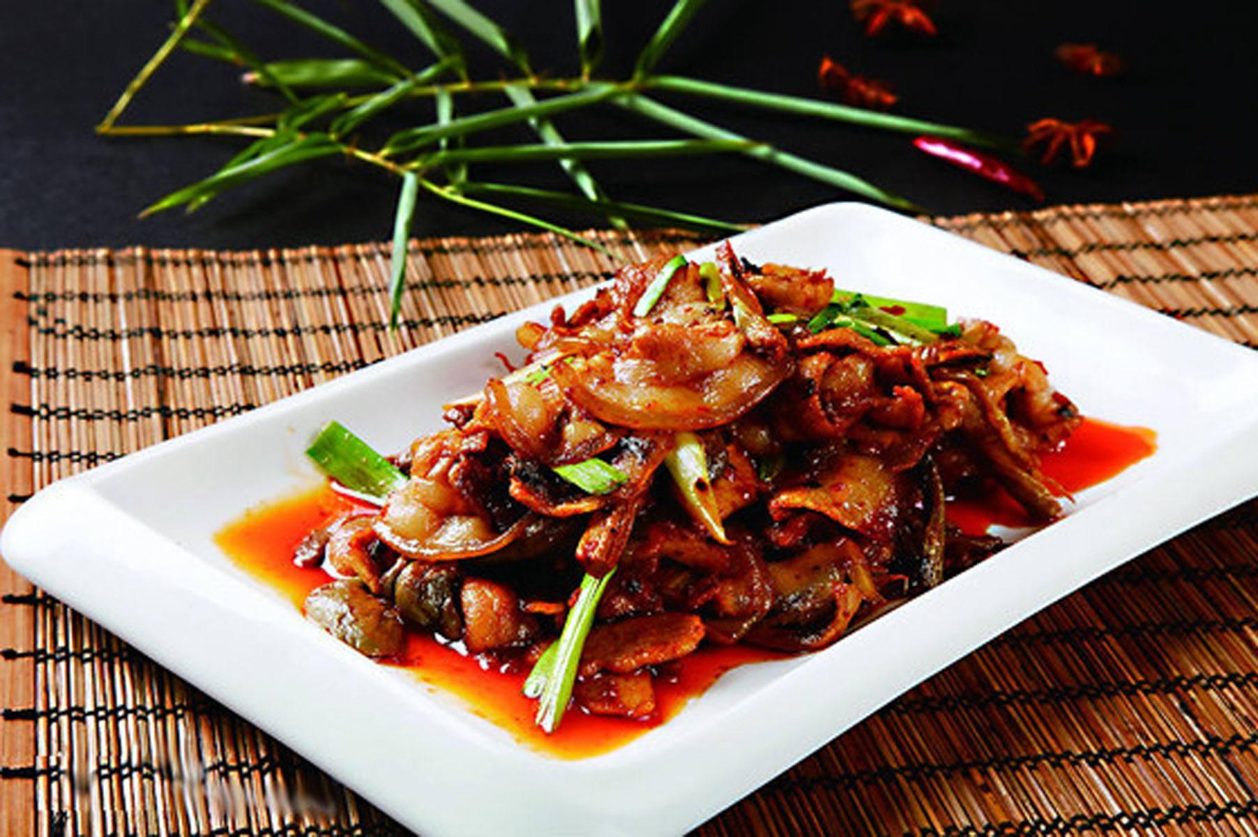 川菜回锅肉的正宗家常做法，酱香浓郁，肥而不腻，入口太好吃了_哔哩哔哩_bilibili
