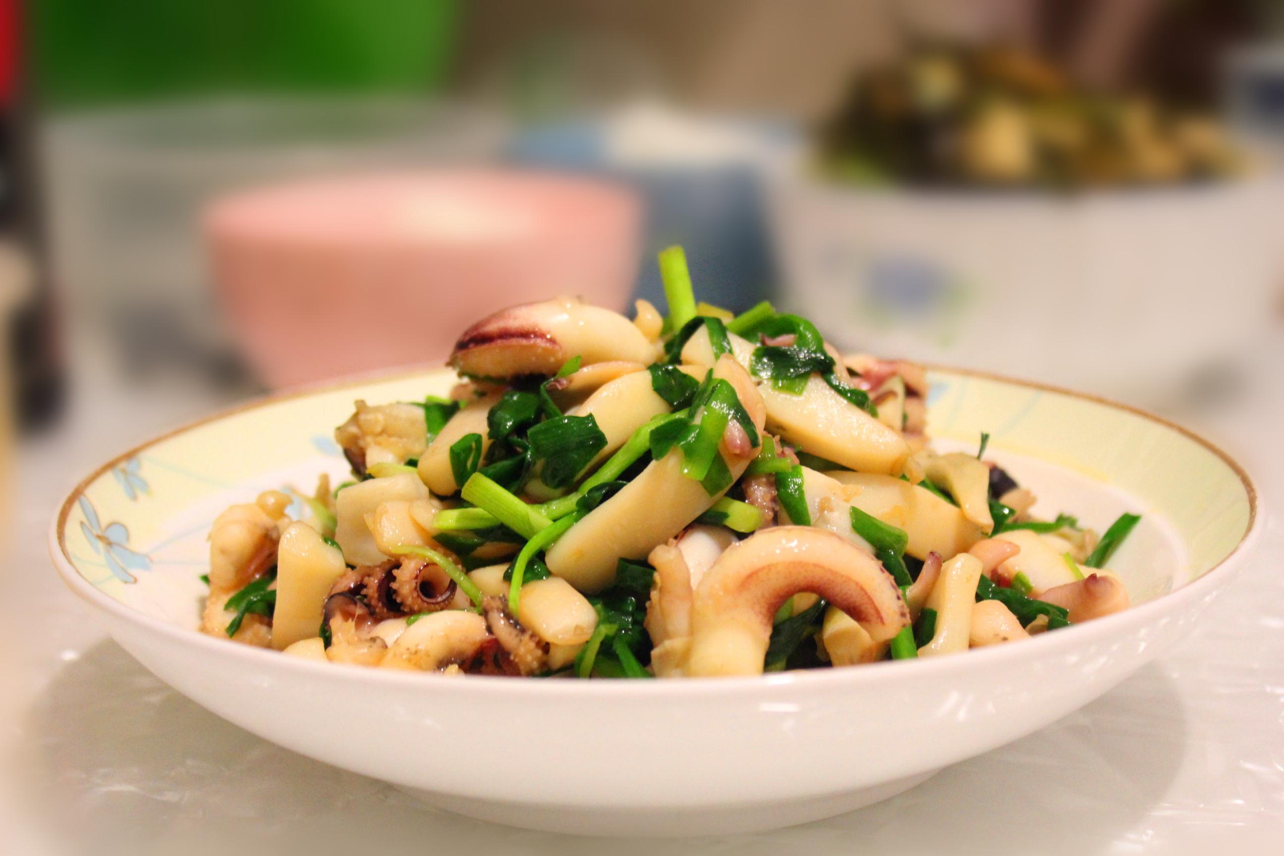 家常海鲜芹菜炒墨鱼，做法非常简单墨鱼肉质鲜嫩芹菜香脆可口美味_哔哩哔哩_bilibili