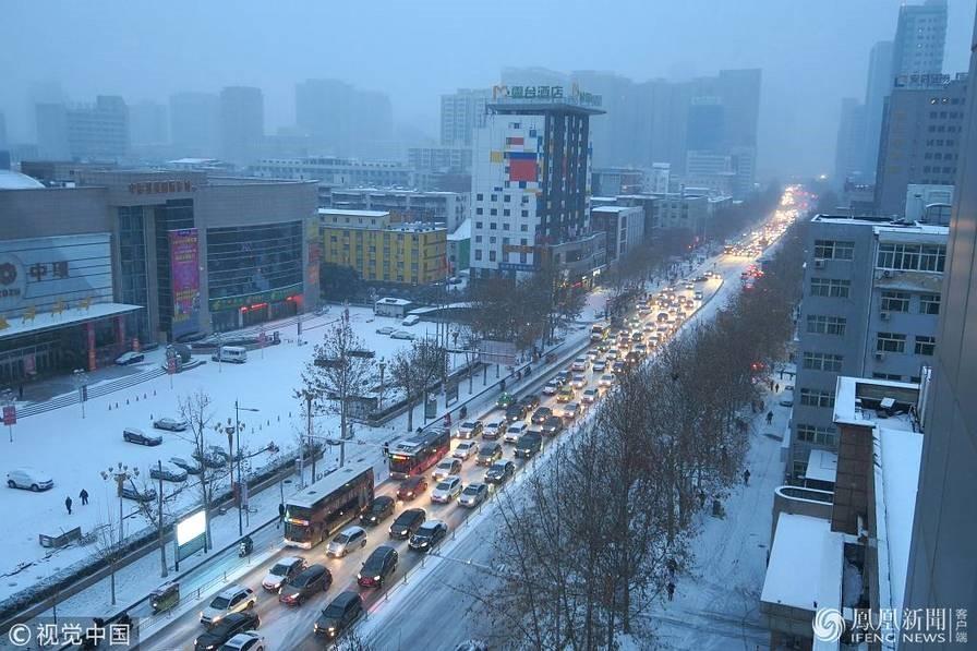 重慶凈化空氣的設備今年第一輪雪來臨，瑞雪兆豐年，鴻基潔凈內正為來年豐收如火如荼忙碌著
