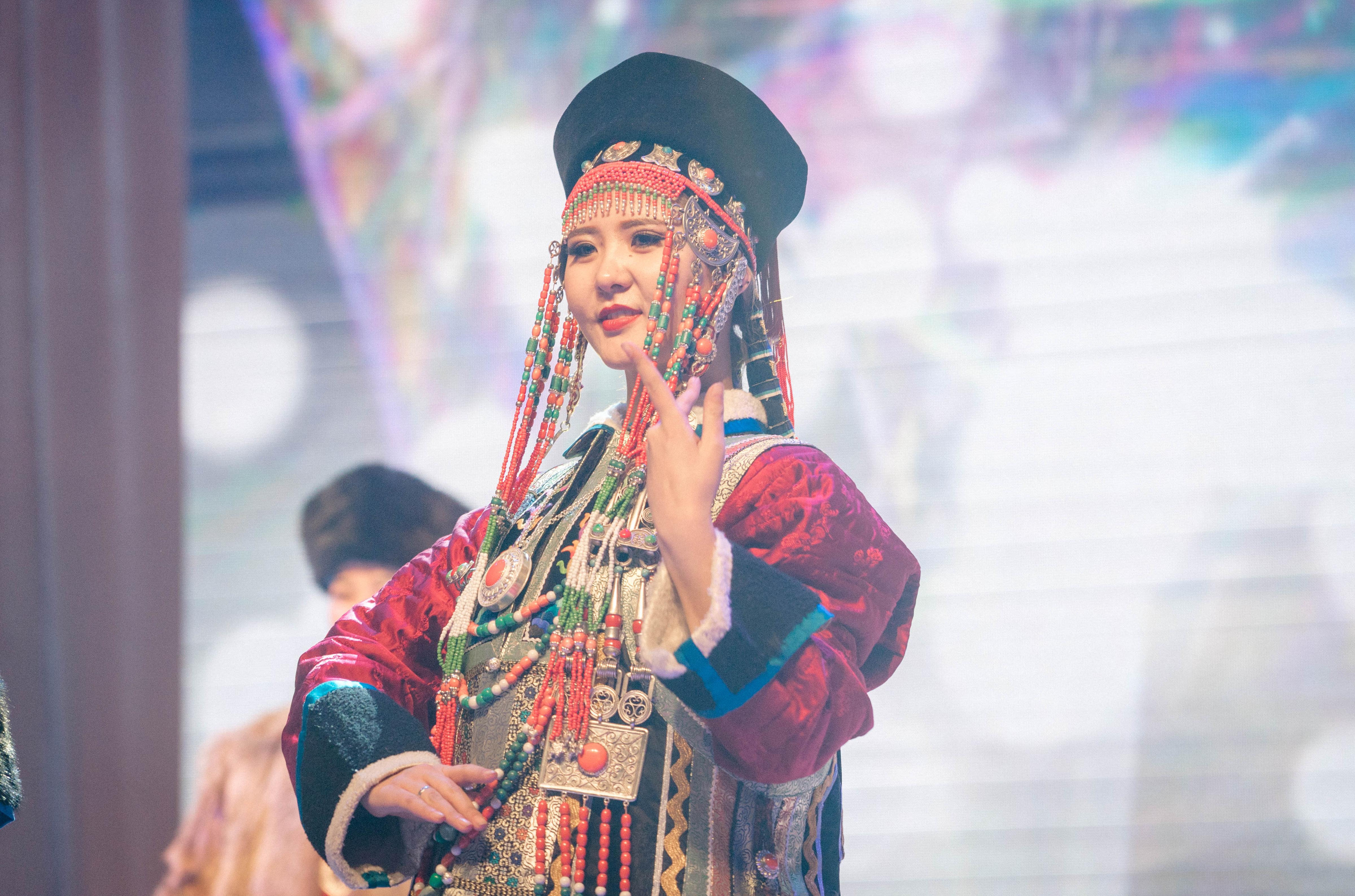 穿蒙古服饰的姑娘，简直太美了....-草原元素---蒙古元素 Mongolia Elements