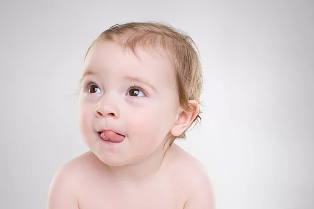 可爱的婴儿伸出舌头照片摄影图片_ID:143772833-Veer图库