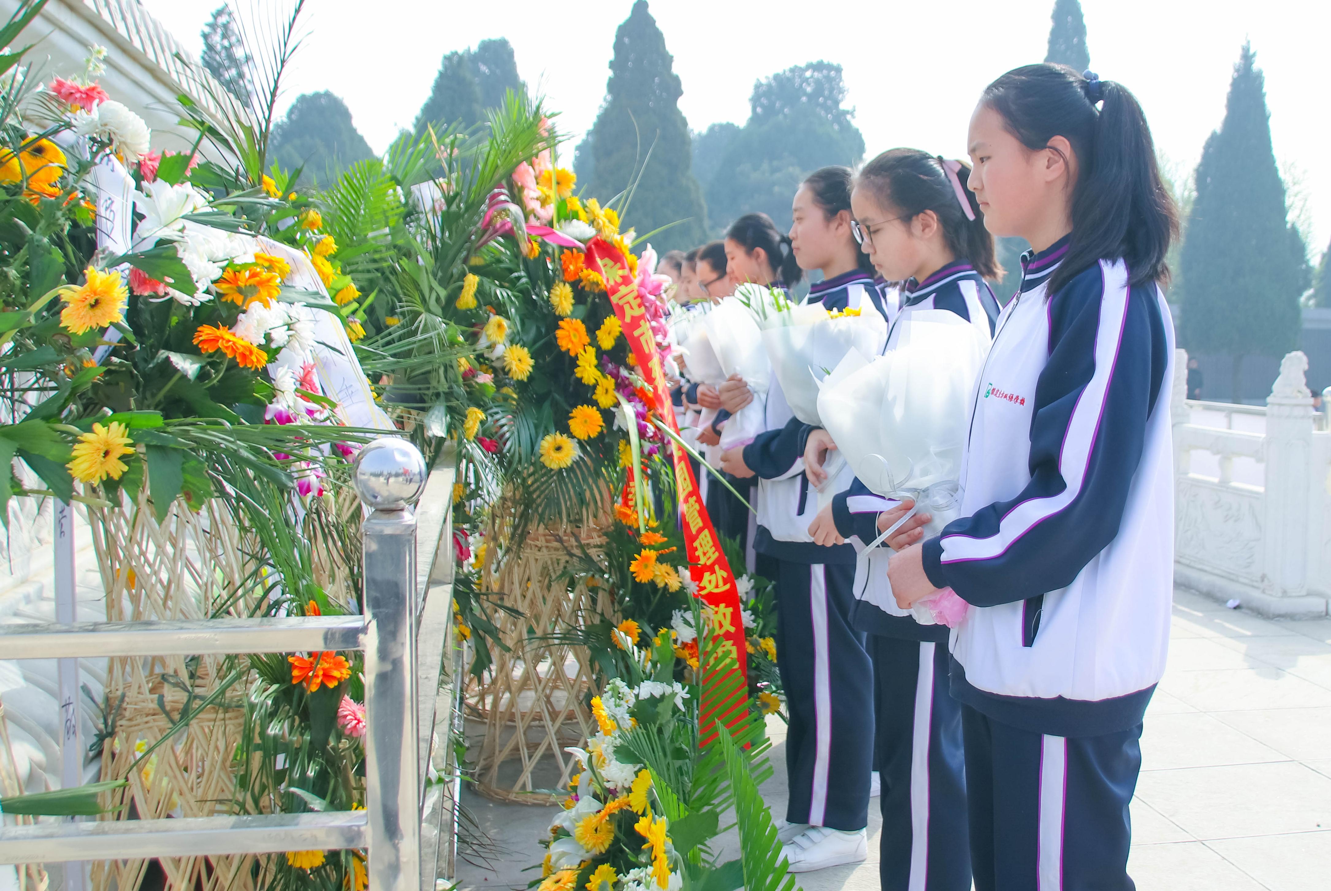 保定东方双语学校举行"清明祭英烈