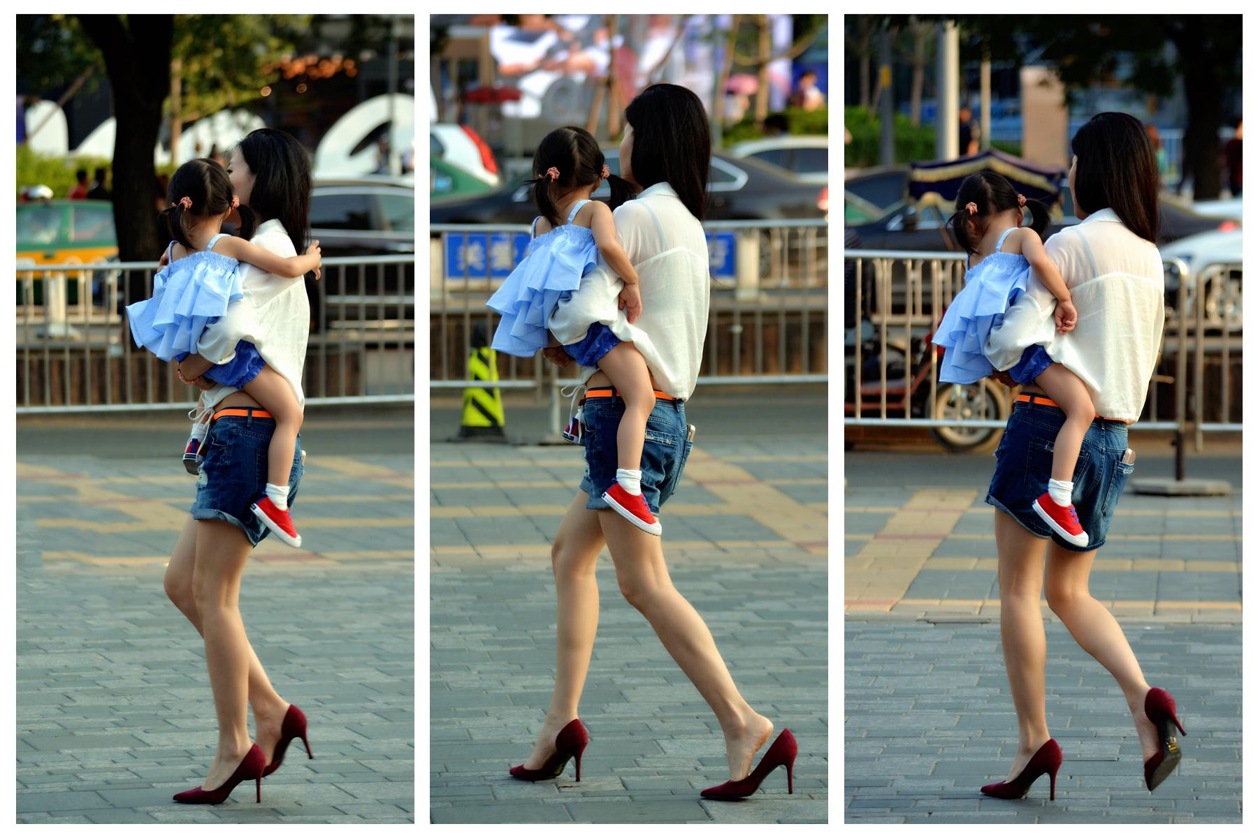 时尚妈妈带着女儿人们走在外面图片素材-编号00785986-图龙网