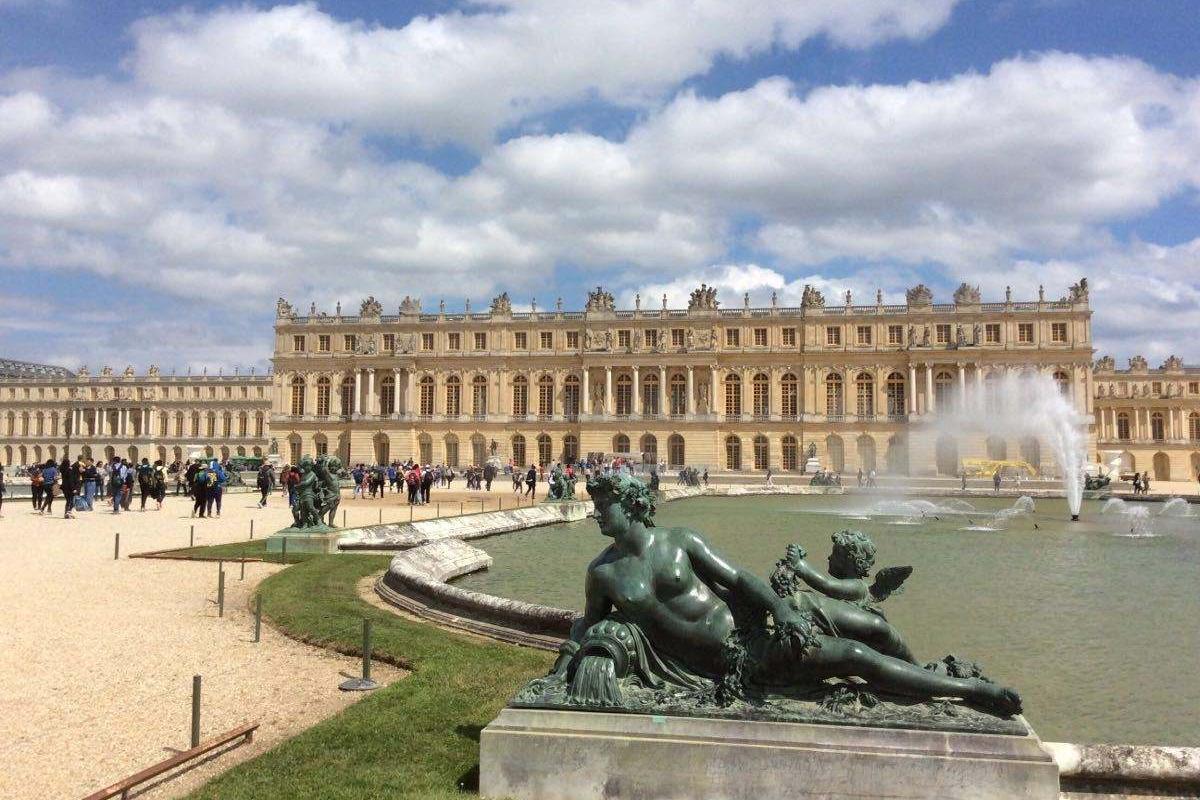 历史上的今天——1682年5月6日，法国国王路易十四迁居凡尔赛宫。