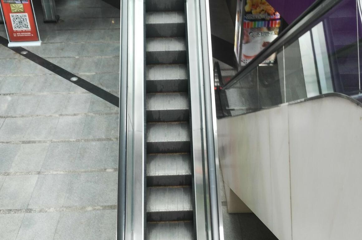 重庆再现迷你电梯,一级阶梯只能站一个人,看起来很苗条
