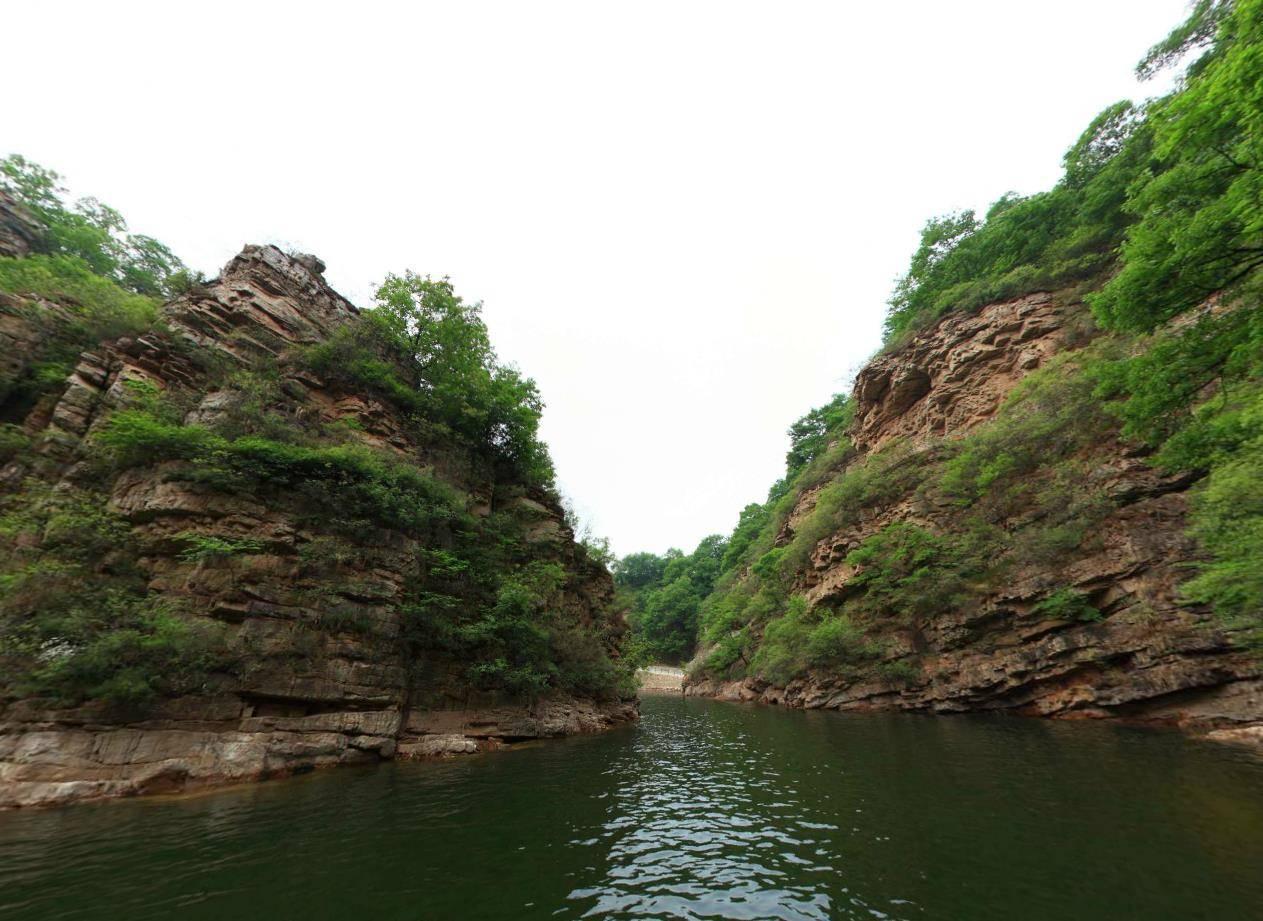 瀑布流下形成绿色的深潭自然风景素材设计