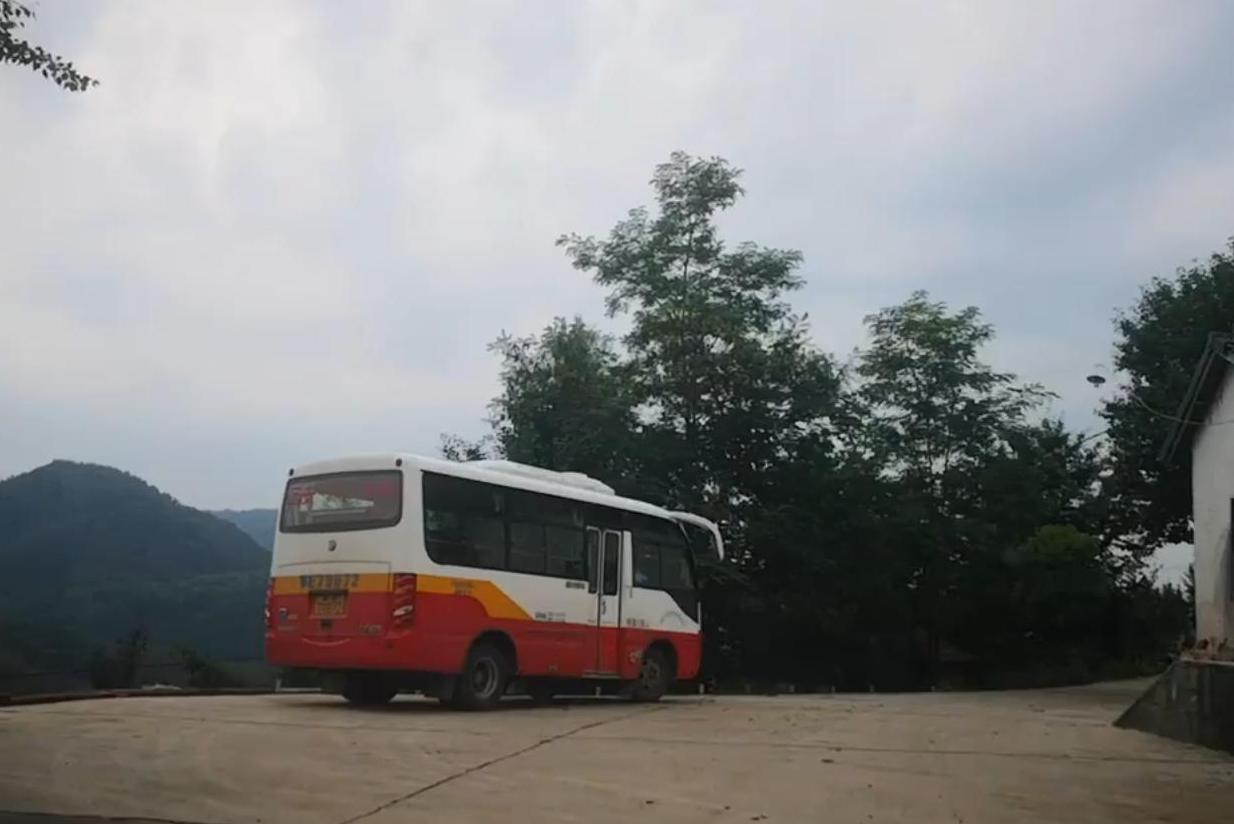 《行走鄂西乡村》第三集:宜昌偏远山区还有这样能通班车的小村落