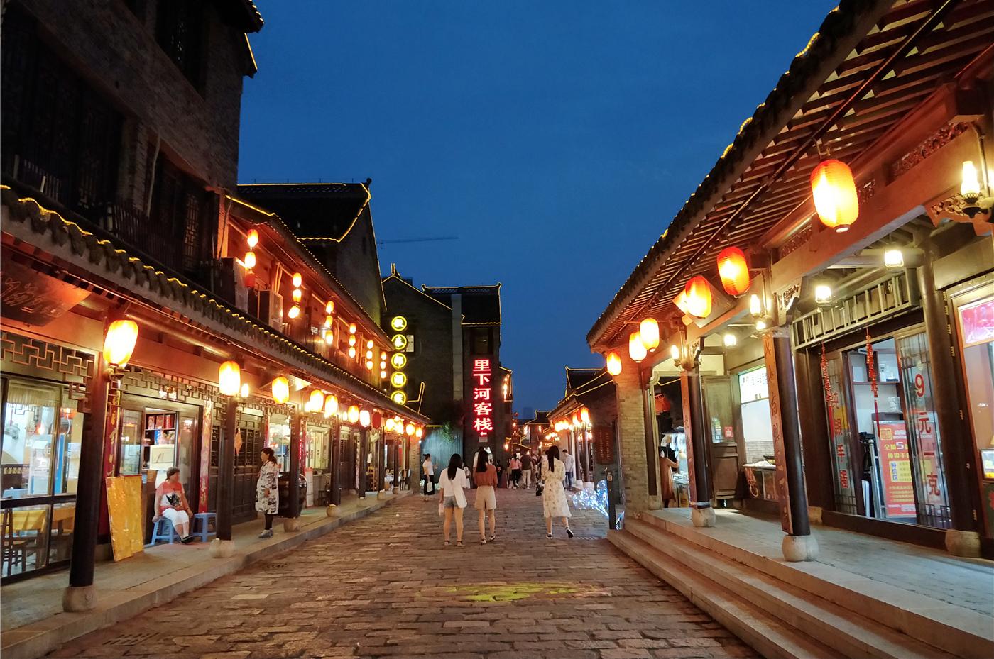 泰州凤城河畔600米长的老街,如今成为当地最热闹的步行街