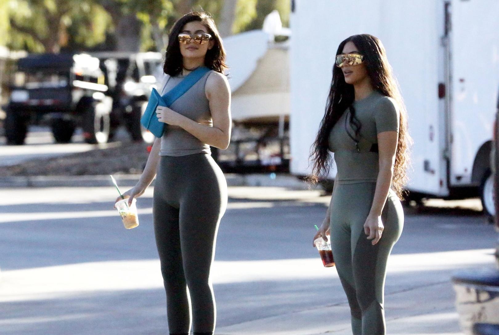 金卡戴珊 Kim Kardashian 在 Calabasas外出的街拍|街拍|外出|全套_新浪新闻