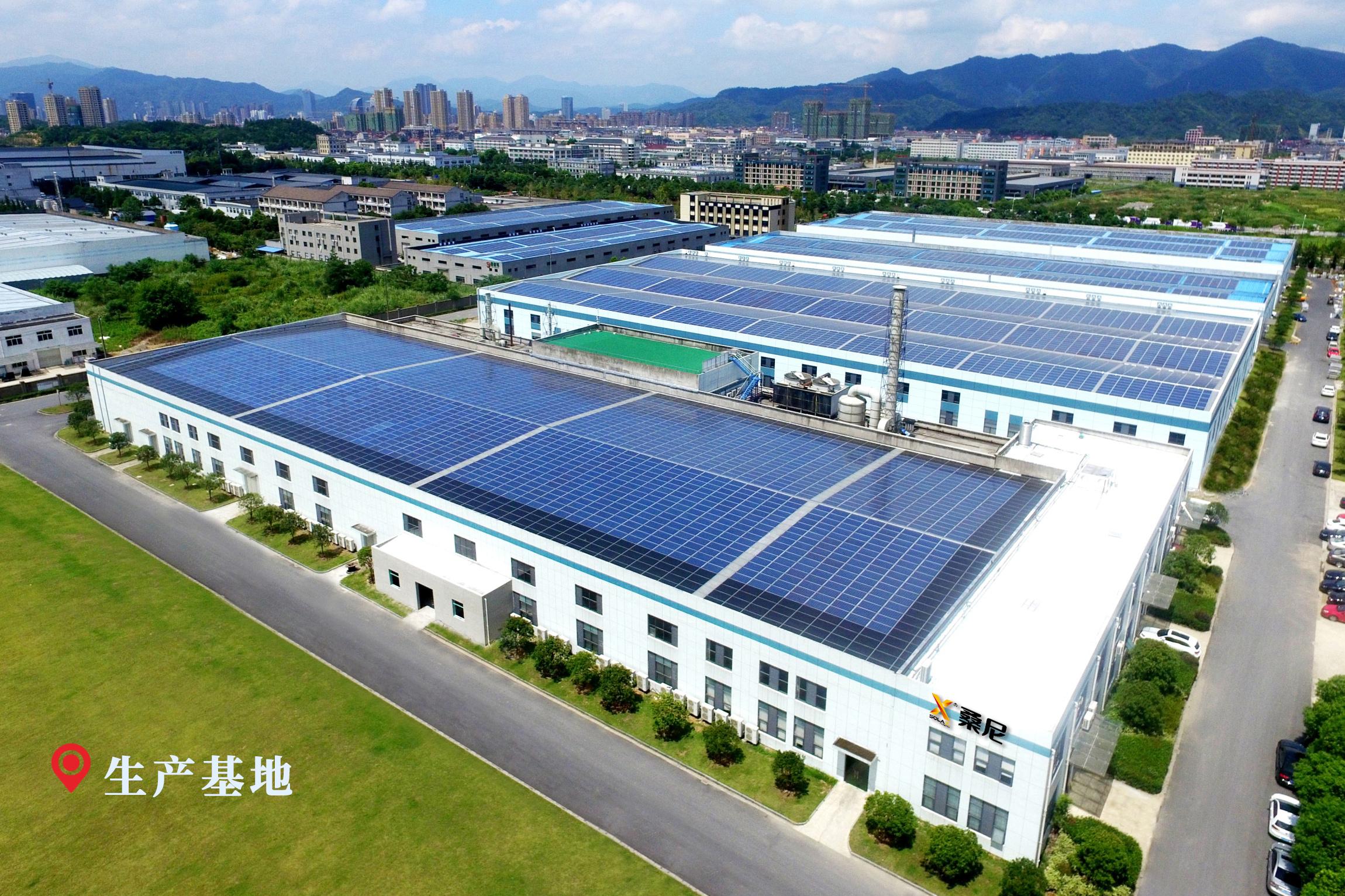 图鉴 | 在七万平米厂房顶上铺满太阳能板的壮观场面-搜狐