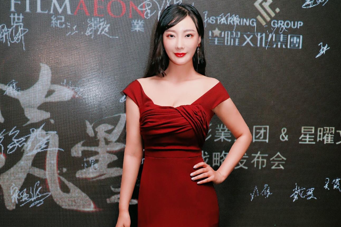 王李丹妮一襲紅色吊帶裙，豐腴身材+雪白肌膚，嫵媚風韻尤為動人 - 頭條匯
