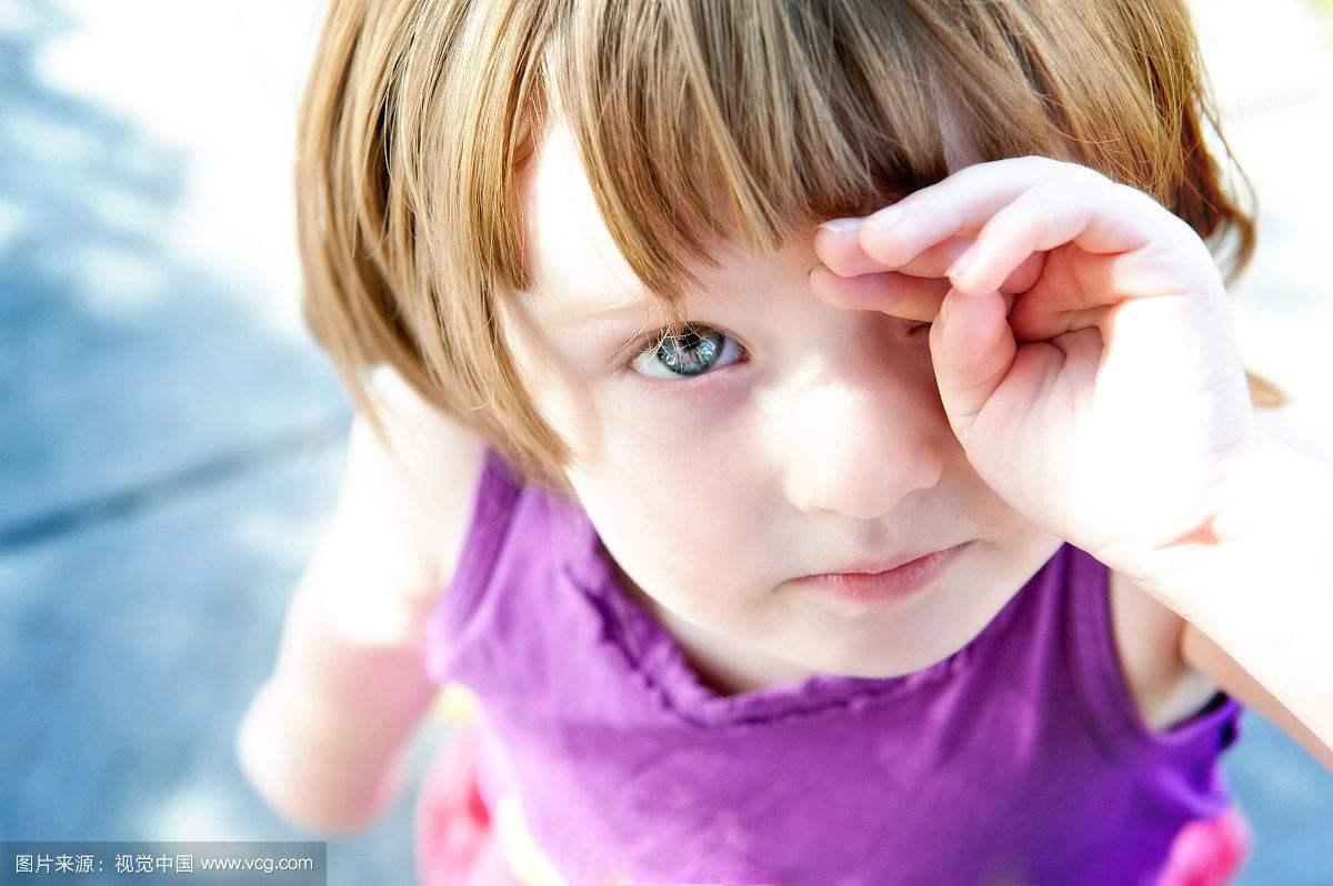 【勿亂揉眼】眼睛痕癢小學童用手大力揉搓 過敏體質誘發雙眼嚴重發腫發炎 | 健康百科