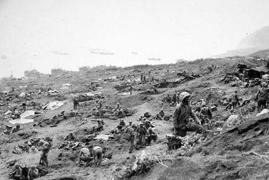 硫磺岛最后日军垂死挣扎,依靠啃树皮,喝泥水坚强活下去
