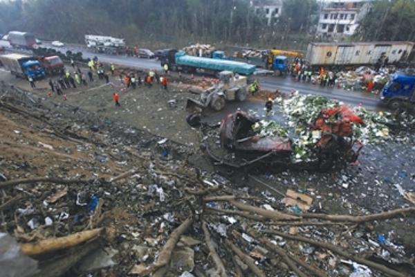 京港澳衡东段车祸已造成18人死亡 14人受伤