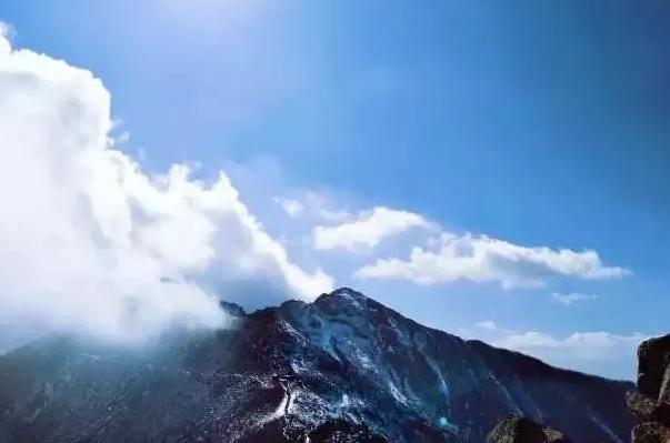 太古     ps:   诗人李白在《登太白峰》里说"愿乘泠风去,直出浮云间