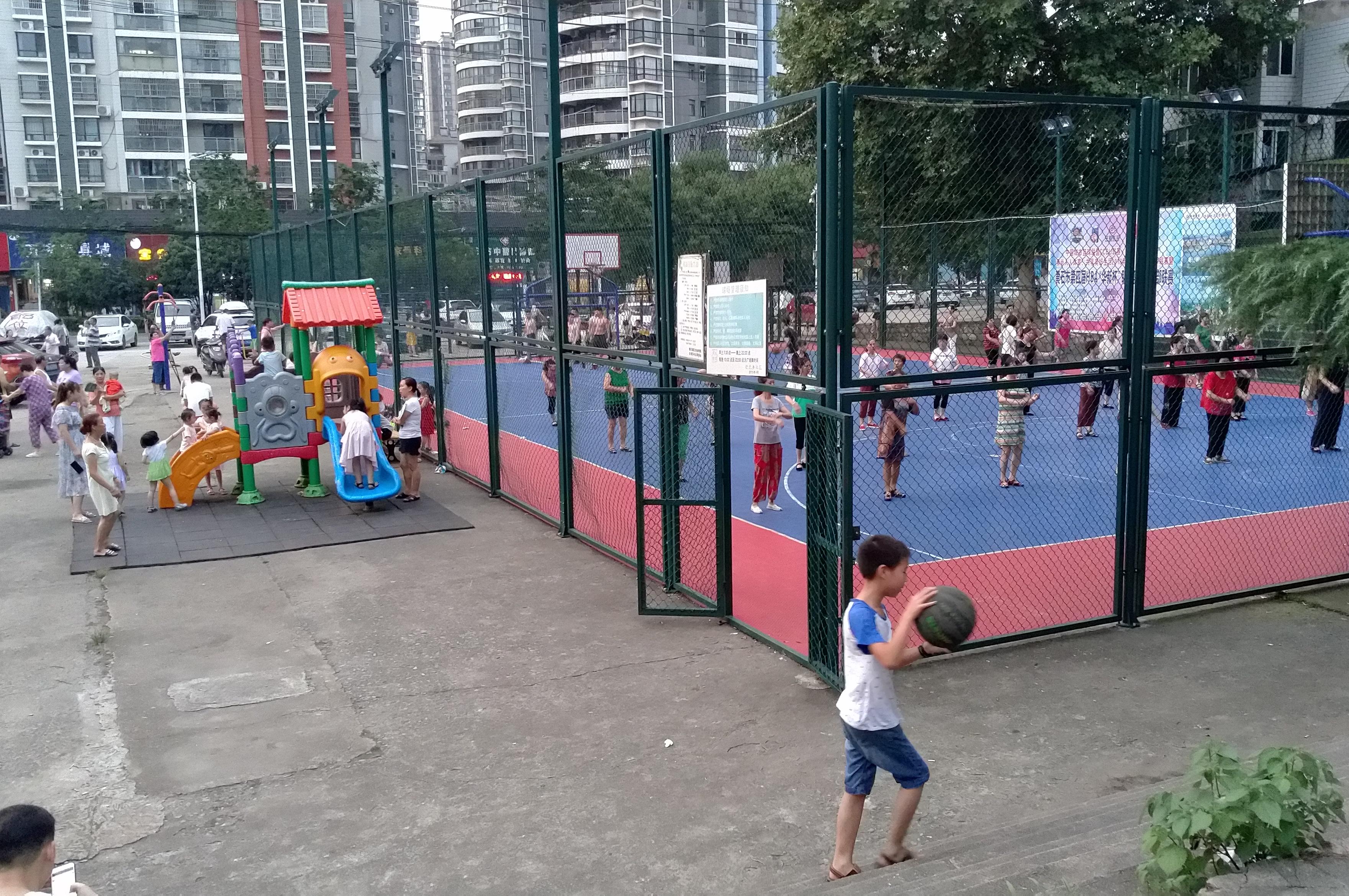 农村广场舞大妈与篮球小伙场地共享照片_体球网