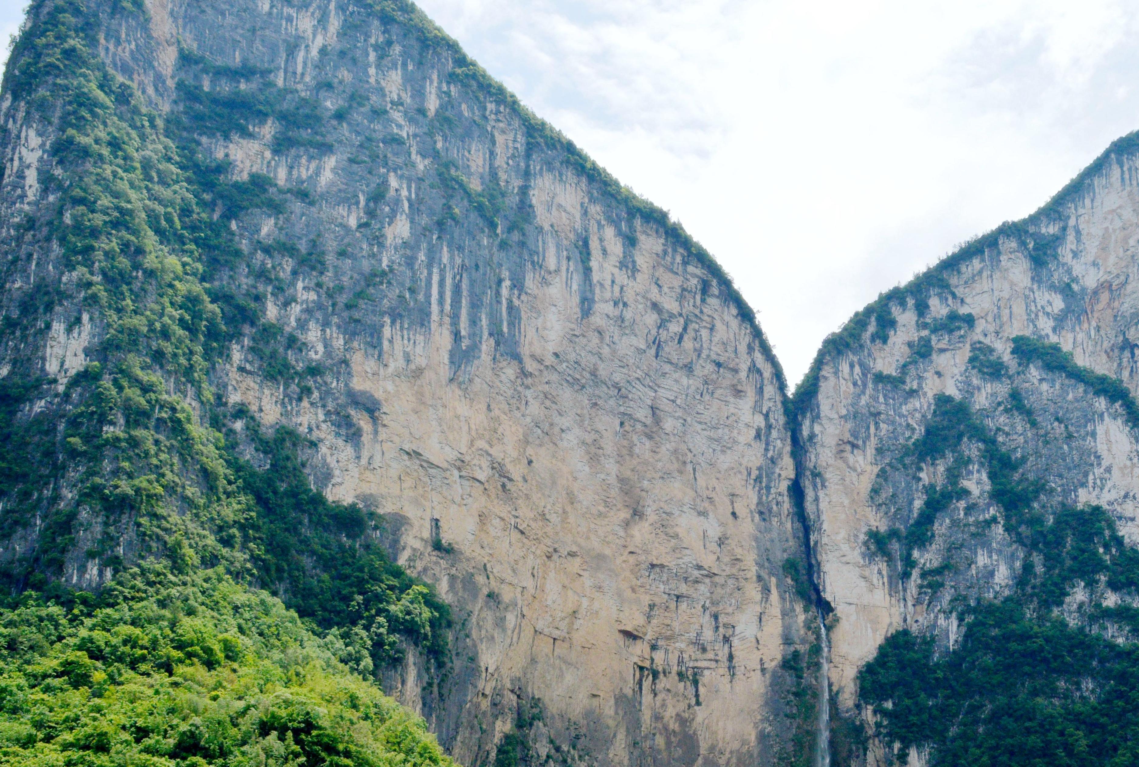 恩施清江蝴蝶崖，有一种印象叫清幽、像画，更像蝴蝶的崖壁...