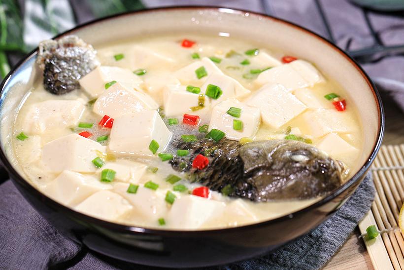 烹饪冲调(食谱) 鲫鱼       鲫鱼豆腐汤算是一道普普通通的家常菜啦