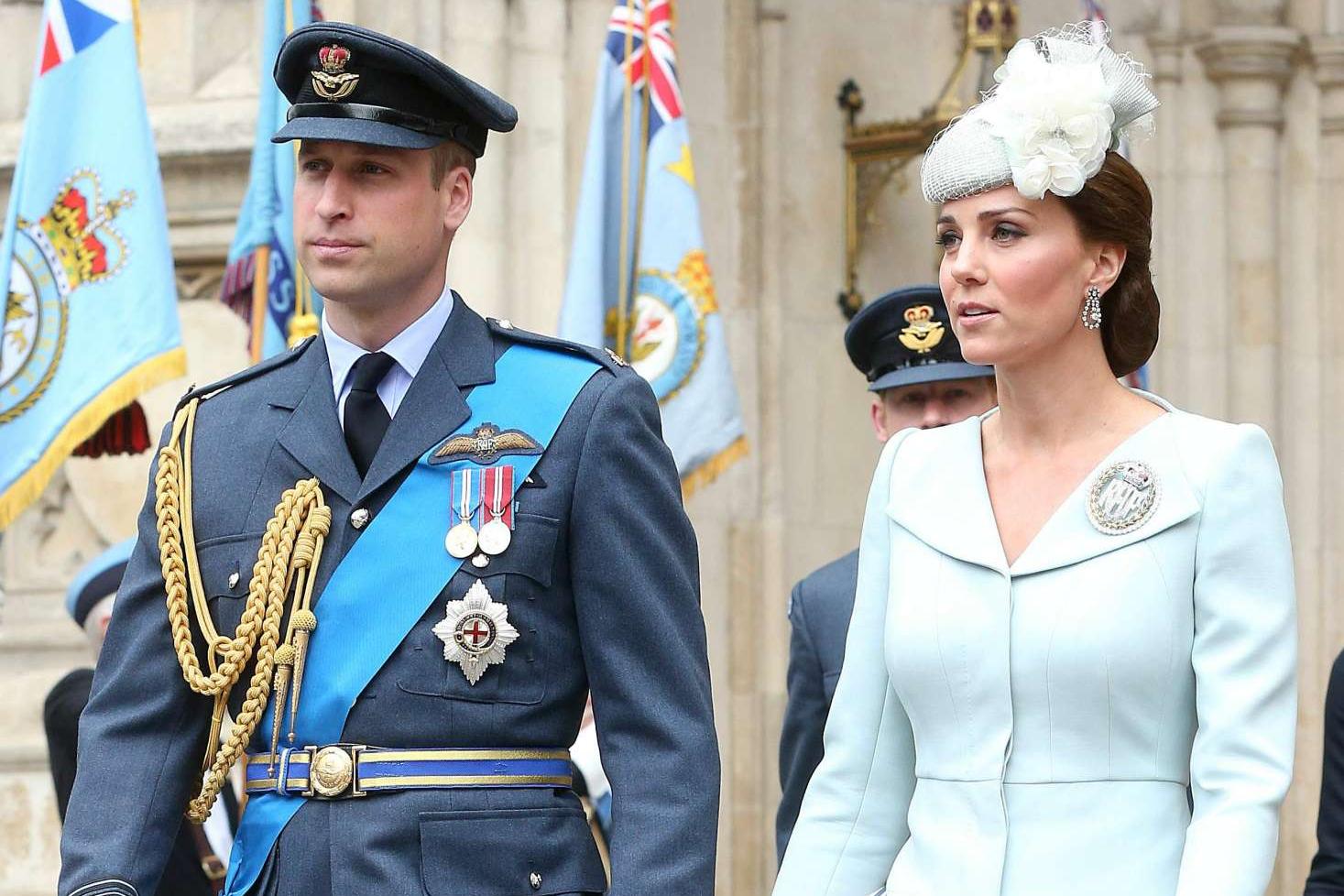 凯特王妃穿蓝色香奈儿外套致敬「黛妃时尚」，颈间亮点又成热搜__财经头条