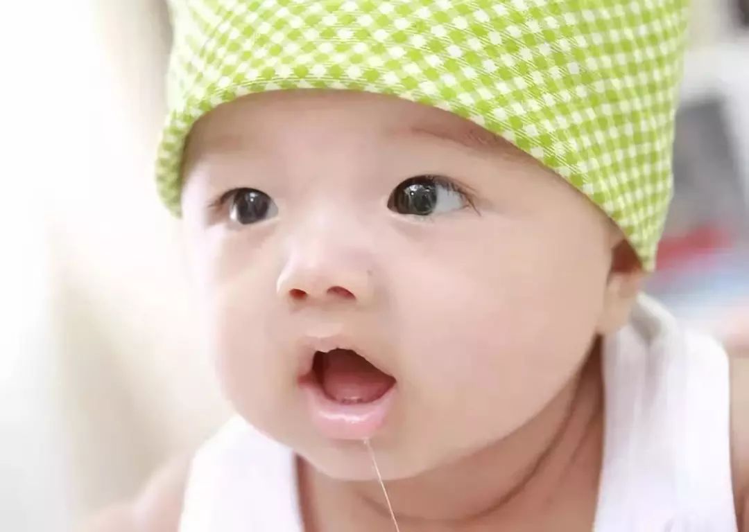 婴儿正常白斑图片（孩子脸上长一块块白斑）-幼儿百科-魔术铺
