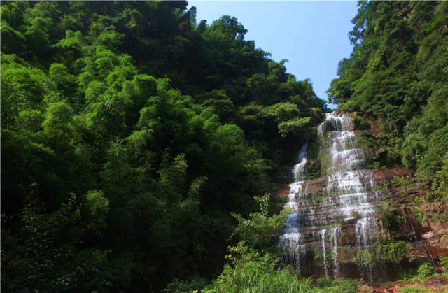 畫稿溪國家級自然保護區,位於四川省瀘州市敘永縣水尾鎮,以其獨特的