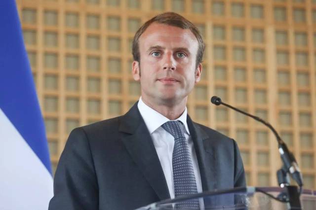 法国总统马克龙靠拼岳父岳母上位?