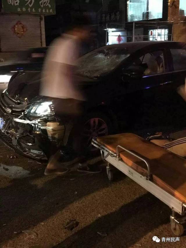 青州王府深夜發生車禍,騎摩托車的鞋都掉了,當時就