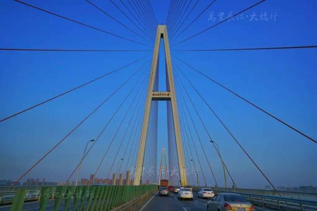 延伸阅读 白沙洲长江大桥是武汉第三座长江公路大桥,因为跨越陌岸