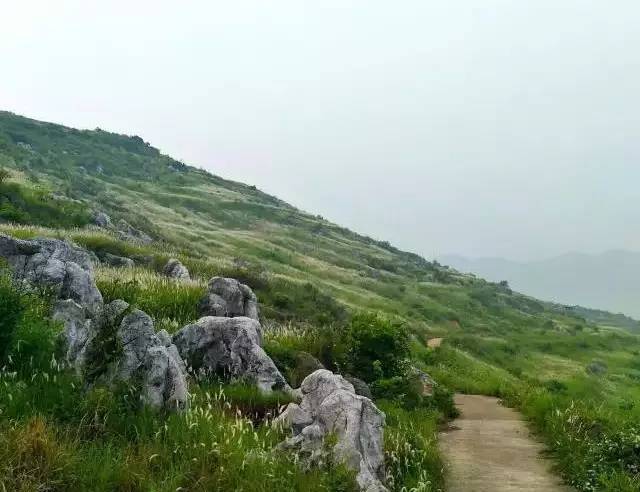 穆峰岭位于新化县温塘镇星火村,温井村,联合村境内,距温塘镇区2公里