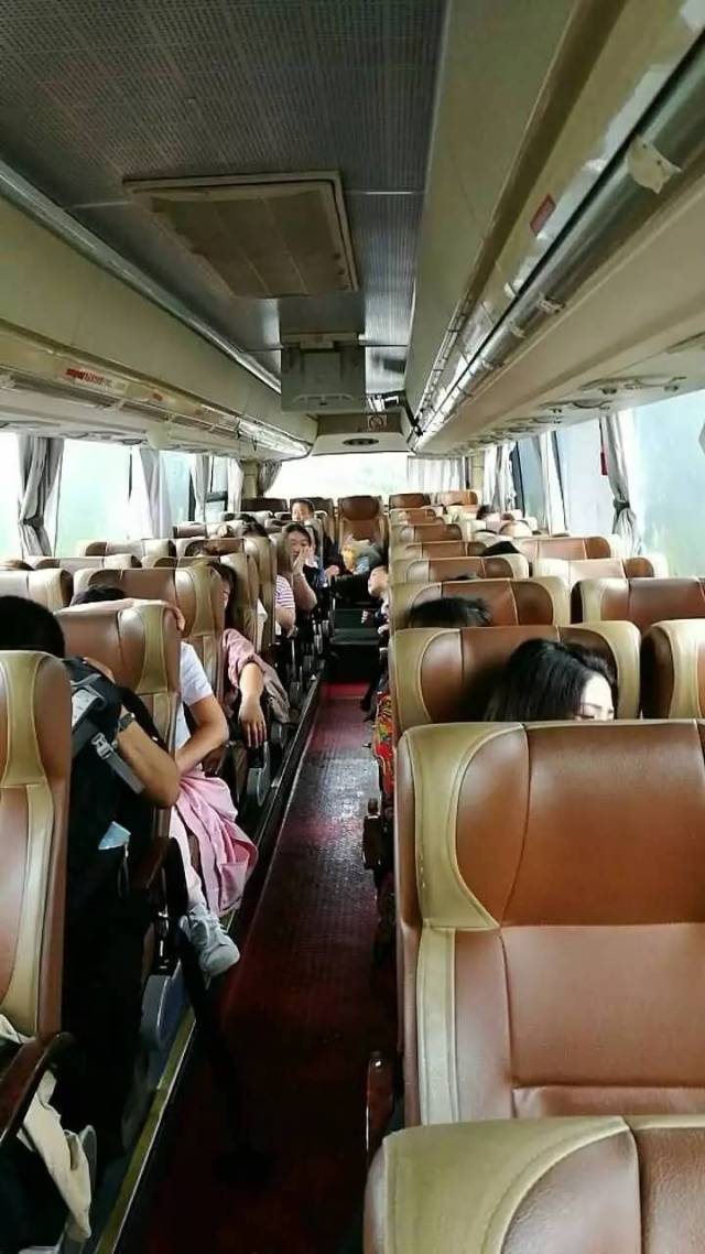 客车内部坐人真实图片图片