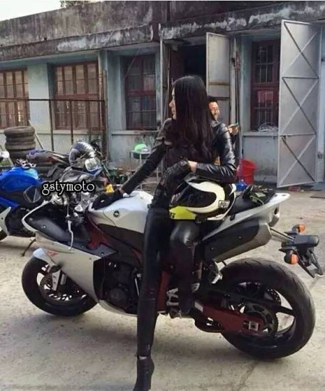 女生騎摩托跑車是怎樣一種帥氣?