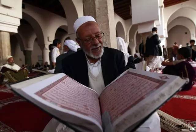 在也门首都萨那的一所清真寺内诵读古兰经的老人