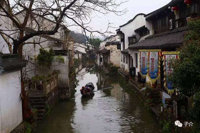 绍兴老街上的一处青铜门楼,屋檐,瓦当,垂花,门拱,门联,两侧的驻马石