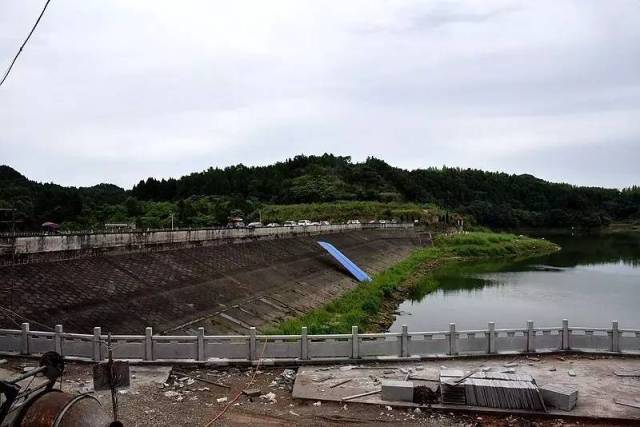 西充縣紅旗水庫青龍湖國家溼地公園目前正在加緊施工今年年底會全面