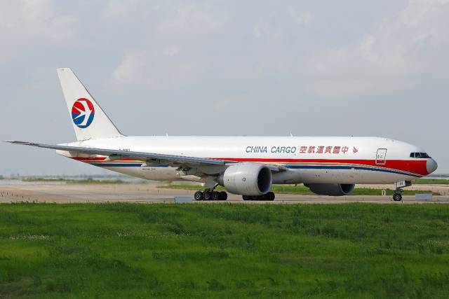 也有網友問:為啥要用747運發動機? 東航的777貨機也應該可以裝下啊?