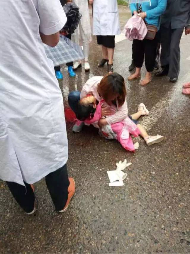 武胜迎宾大道往旧县岔路口发生惨烈车祸,一女孩雨中被撞身亡(附视频)