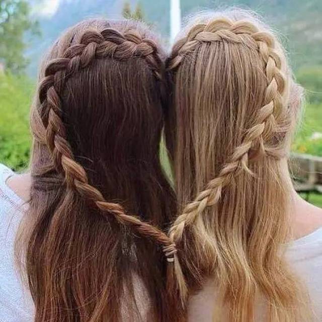 我们可以和闺蜜一起绑上美美的编发,不管在什么时候 都能编起鱼骨辫或