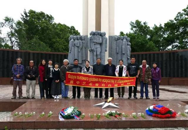 為解放中國東北犧牲的前蘇聯紅軍和中國抗聯88旅烈士紀念碑獻花默哀