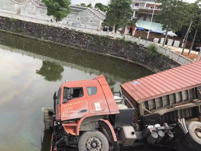 河源昨日兩起車禍:南園古村大貨車衝入池塘,佗城一校車撞大貨車