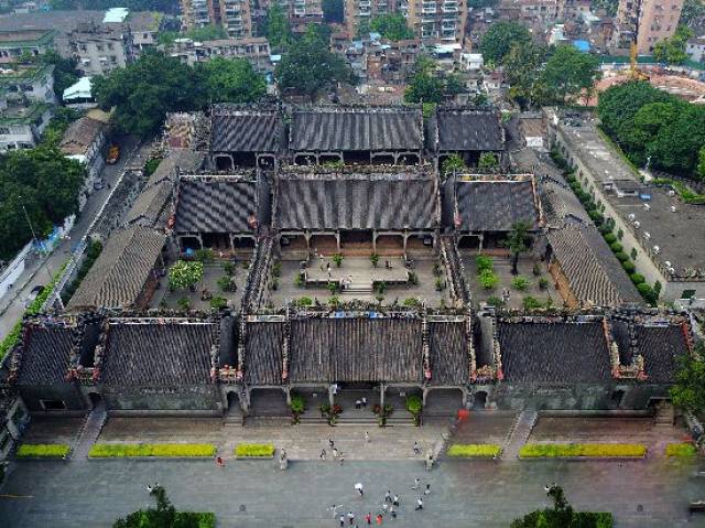 传统民居建筑样式丰富:既有广府地区梳式布局的水乡村落,又有客家地区