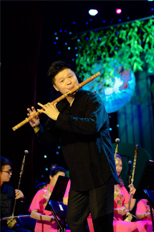 中国著名竹笛演奏家俞飞先生演奏 花泣 由著名笛子演奏家张维良销生