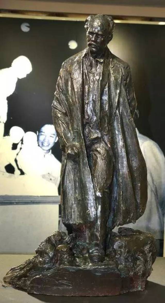潘鹤的雕塑《白求恩》图片