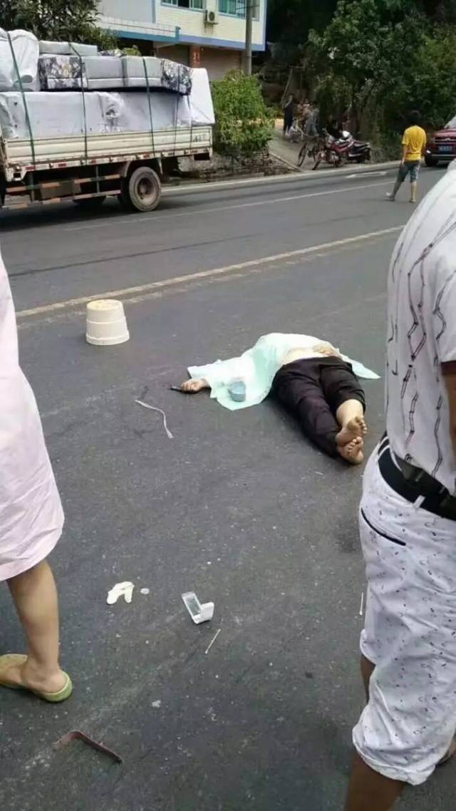 今(7月21)天上午11点左右在长宁到巡场发生一起车祸