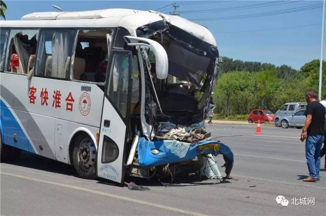 客车上的乘客在这次事故中均有不同程度的受伤,其中两名重伤,一名乘客