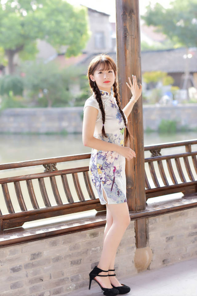 有着民族特色青春靓丽的江南旗袍美女姑娘!