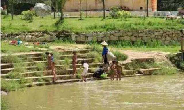 农村小孩光着游泳图片