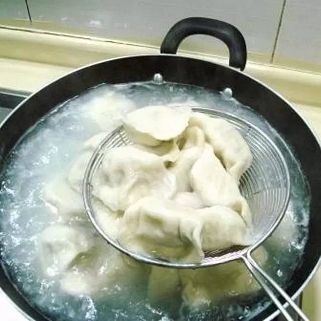 煮餃子是冷水下鍋還是熱水下鍋?很多人做錯了,所以餃子總破皮露餡