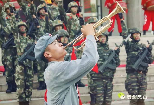 为庆祝建军90周年,武警新疆总队三支队营区里《响当当的连队 呱呱叫的