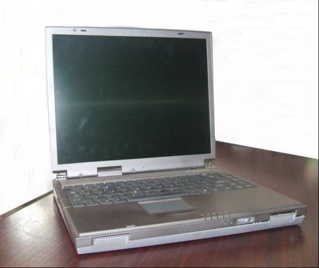 2002年,福中集团推出的第一台笔记本电脑