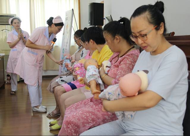 按需哺乳,吸空一側再吸另一側. 讓母親相信自己的奶量是足夠的.